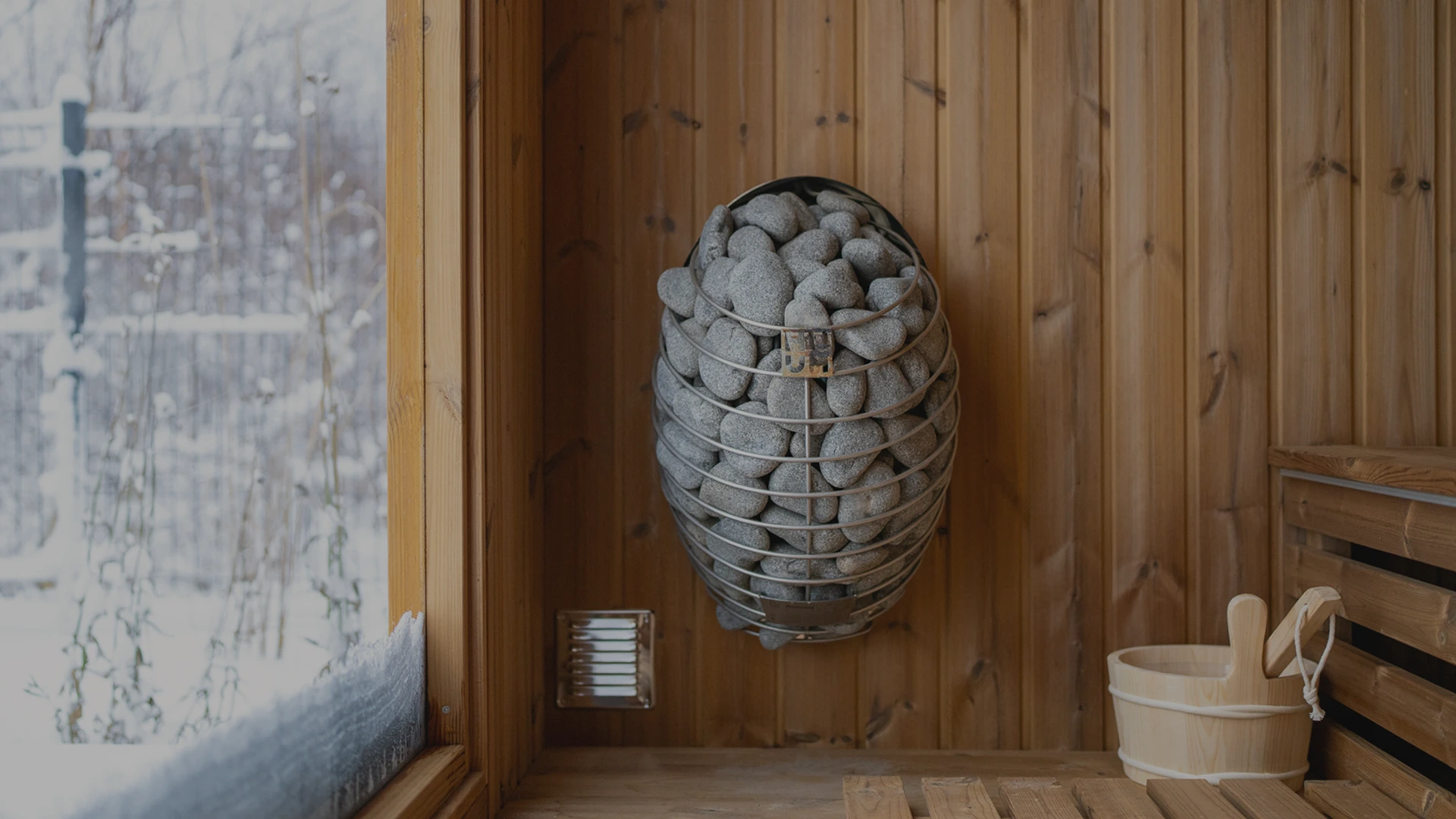 Sauna w ogrodzie MIŁO z widokiem na zieleń przez przeszklenie
