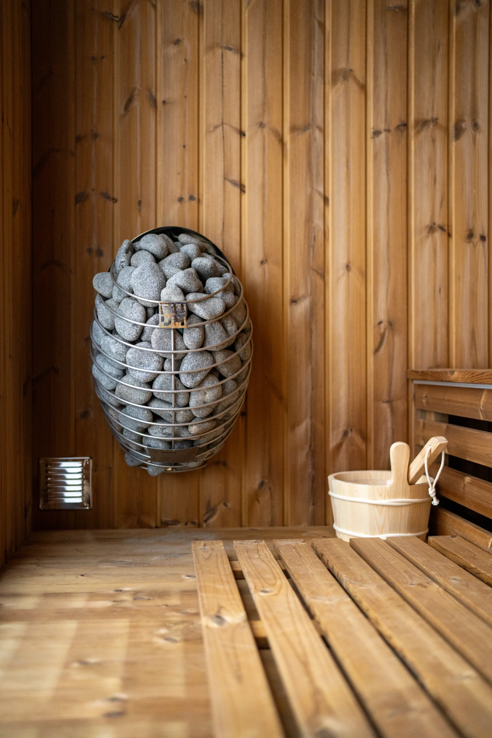 Sauna fińska w strefie SPA MIŁO z piecem wypełnionym kamieniami