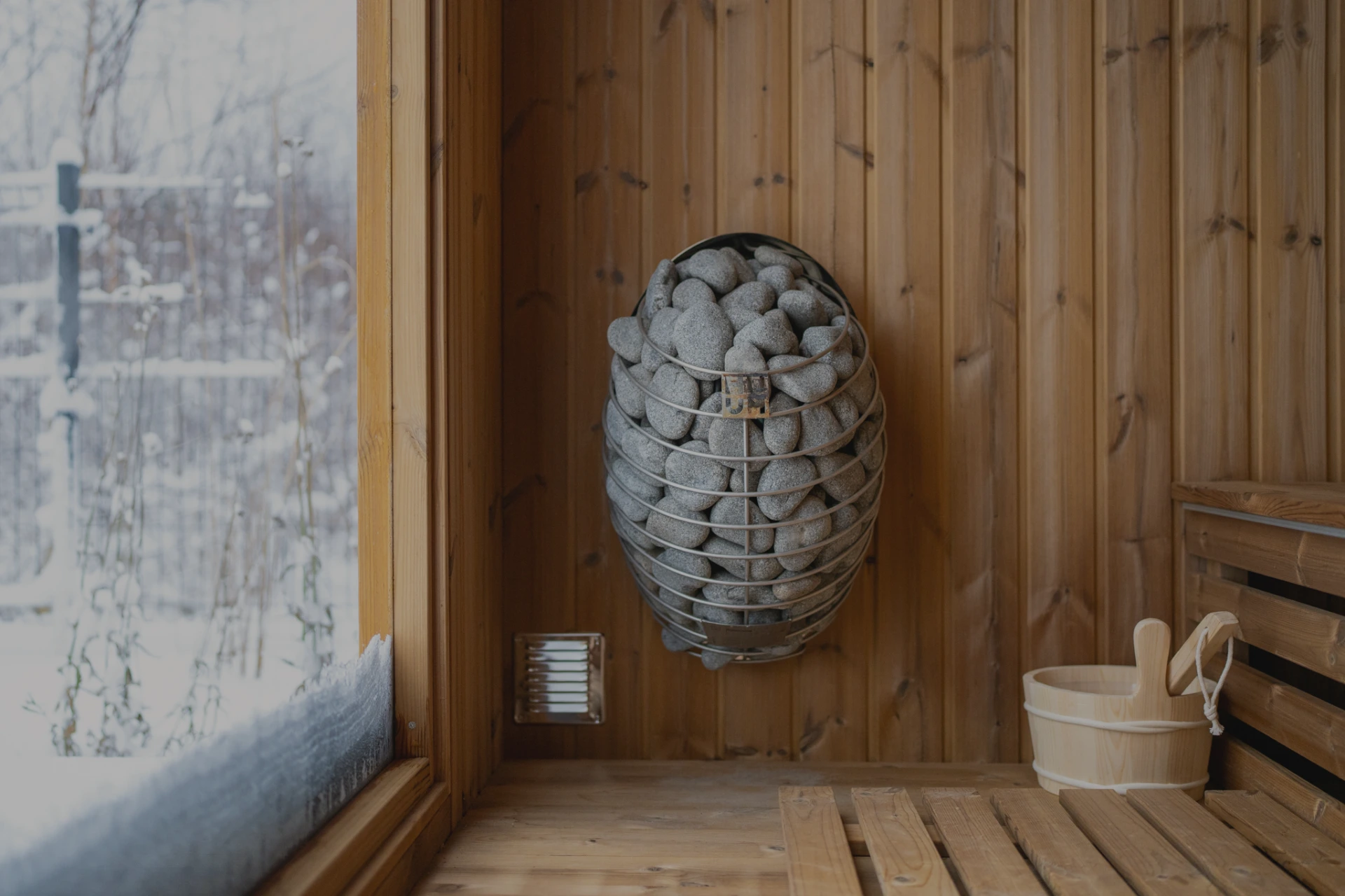 Sauna z widokiem na zimowy ogród — strefa SPA MIŁO w Lubiatowie